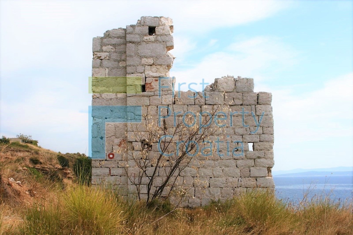 BR1498 - Terreno con edificio vicino alla spiaggia, Brač, in vendita