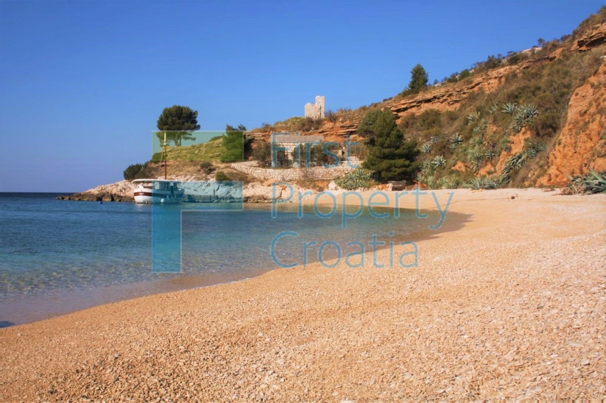 BR1498 - Terreno con edificio vicino alla spiaggia, Brač, in vendita
