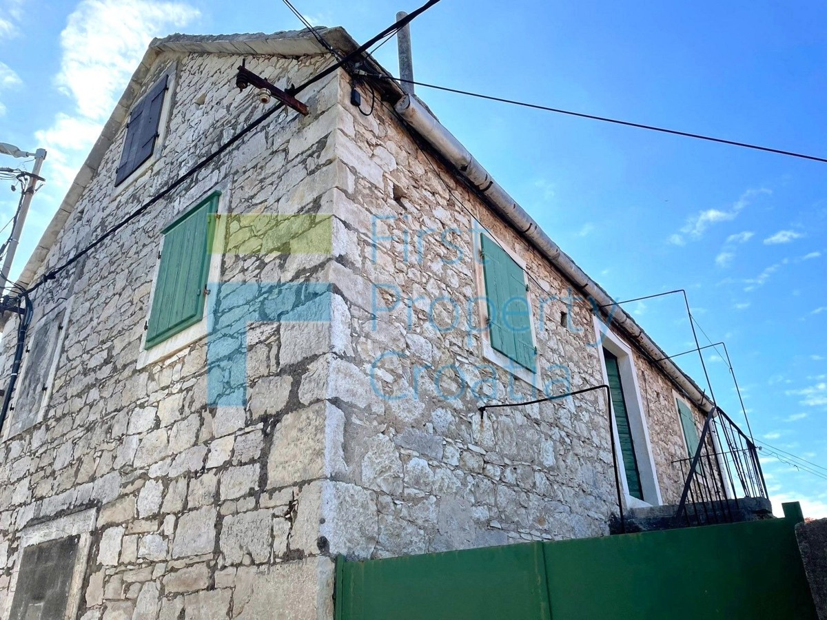 BR1679 - Casa in pietra in posizione centrale, Brač, in vendita