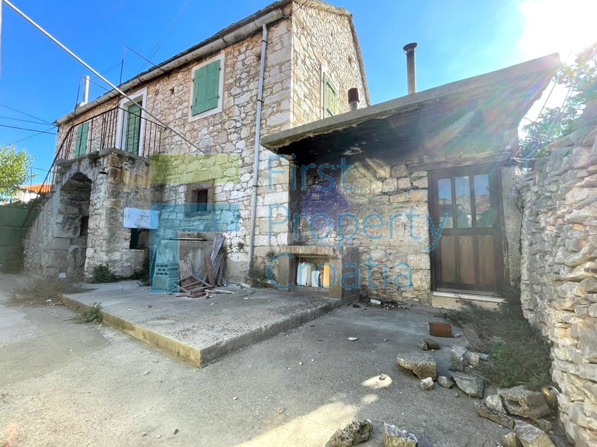 BR1679 - Casa in pietra in posizione centrale, Brač, in vendita