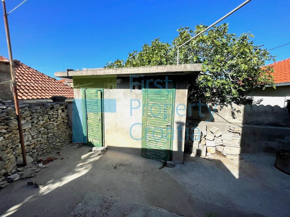 BR1679 - Casa in pietra in posizione centrale, Brač, in vendita