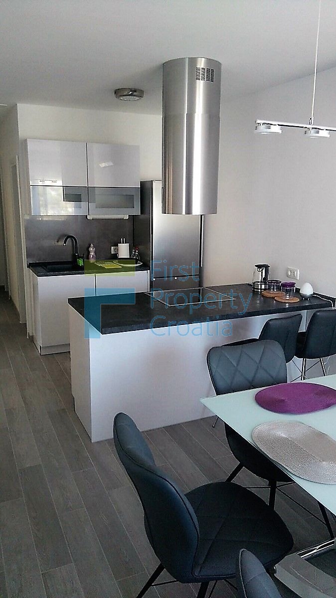 RG0811 - Villa a 50m dal mare, vicino a Rogoznica, in vendita