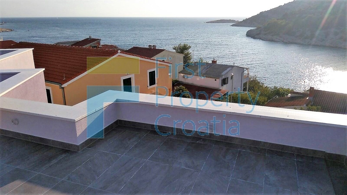 RG0811 - Villa a 50m dal mare, vicino a Rogoznica, in vendita