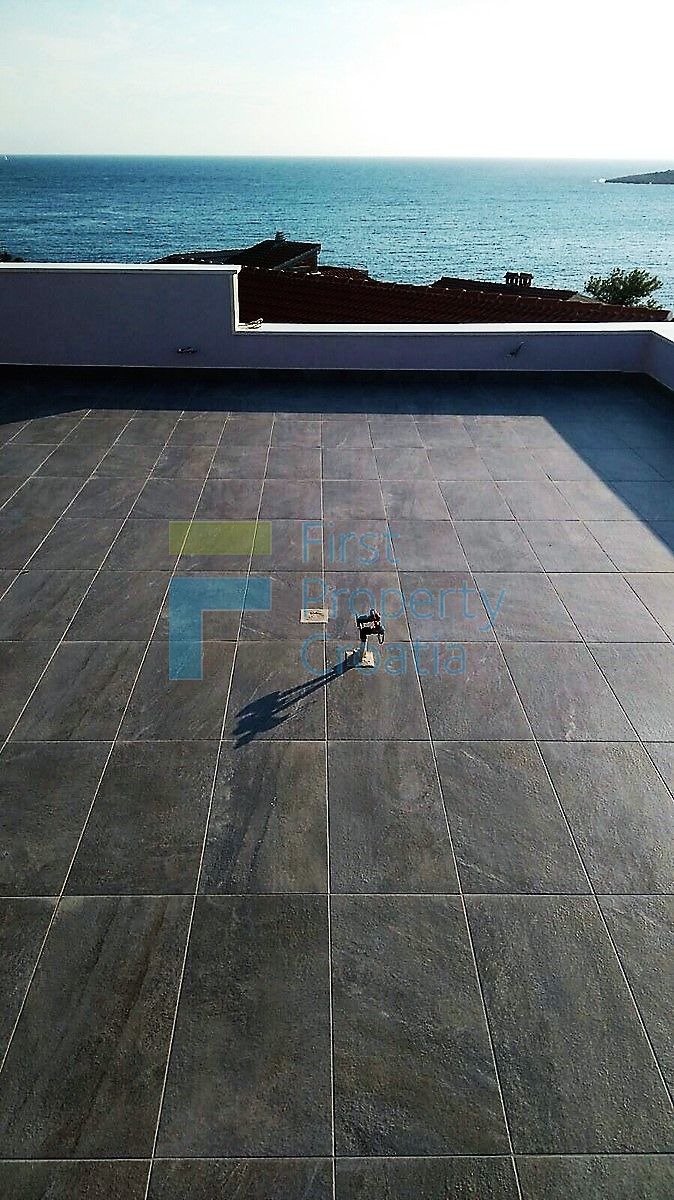 RG0811 - Villa a 50m dal mare, vicino a Rogoznica, in vendita