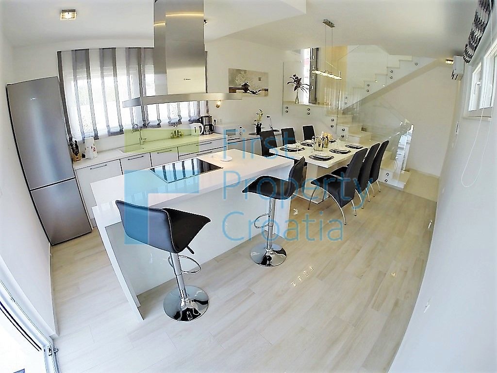 TG1175 - Villa urbana con bellissima vista sul mare, Čiovo, in vendita