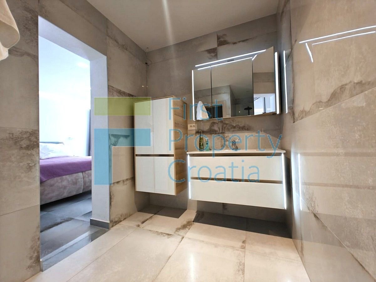 TG1634 - Prostrana vila s prekrasnim pogledom, Čiovo, na prodaju