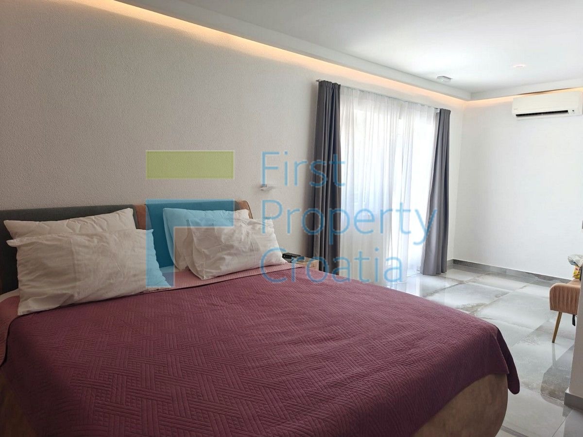 TG1634 - Prostrana vila s prekrasnim pogledom, Čiovo, na prodaju