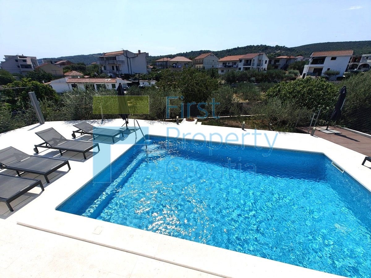 TG1634 - Prostrana vila s prekrasnim pogledom, Čiovo, na prodaju