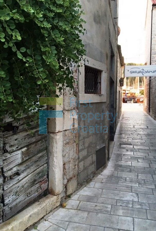 HV1101 - Casa in pietra a 20m dal lungomare di Jelsa, Hvar, in vendit