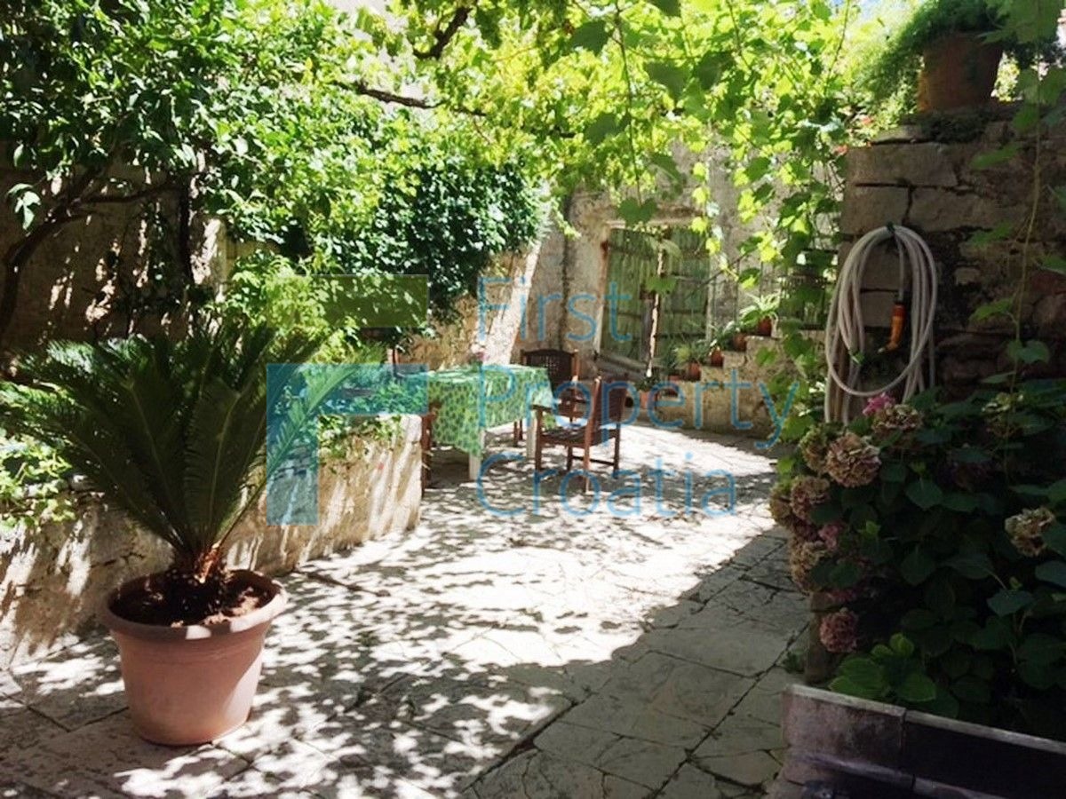 HV1101 - Casa in pietra a 20m dal lungomare di Jelsa, Hvar, in vendit