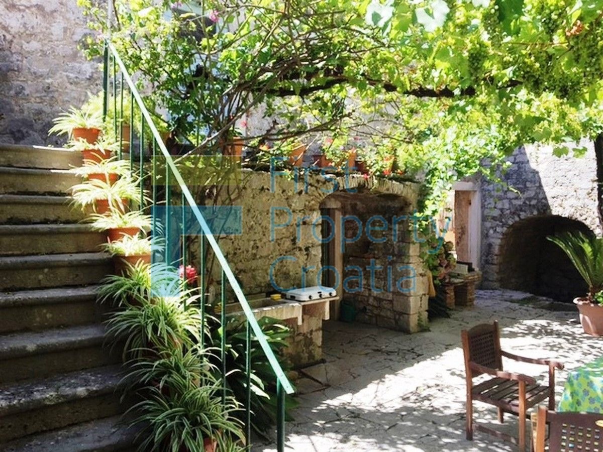 HV1101 - Casa in pietra a 20m dal lungomare di Jelsa, Hvar, in vendit