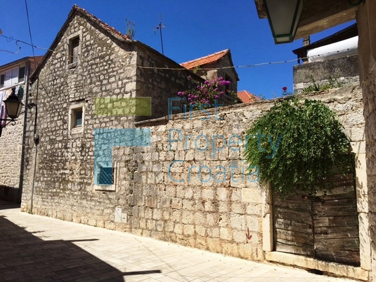HV1101 - Casa in pietra a 20m dal lungomare di Jelsa, Hvar, in vendit