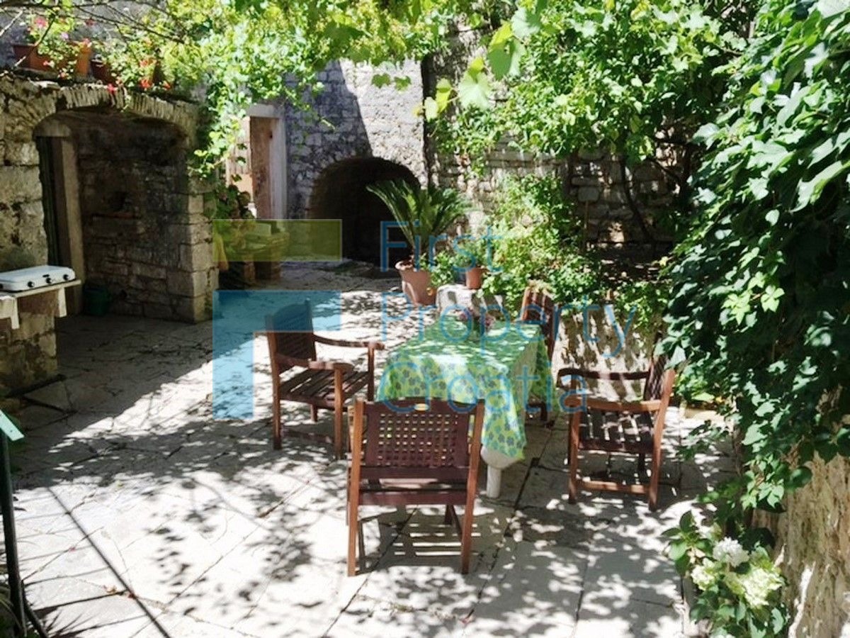 HV1101 - Casa in pietra a 20m dal lungomare di Jelsa, Hvar, in vendit