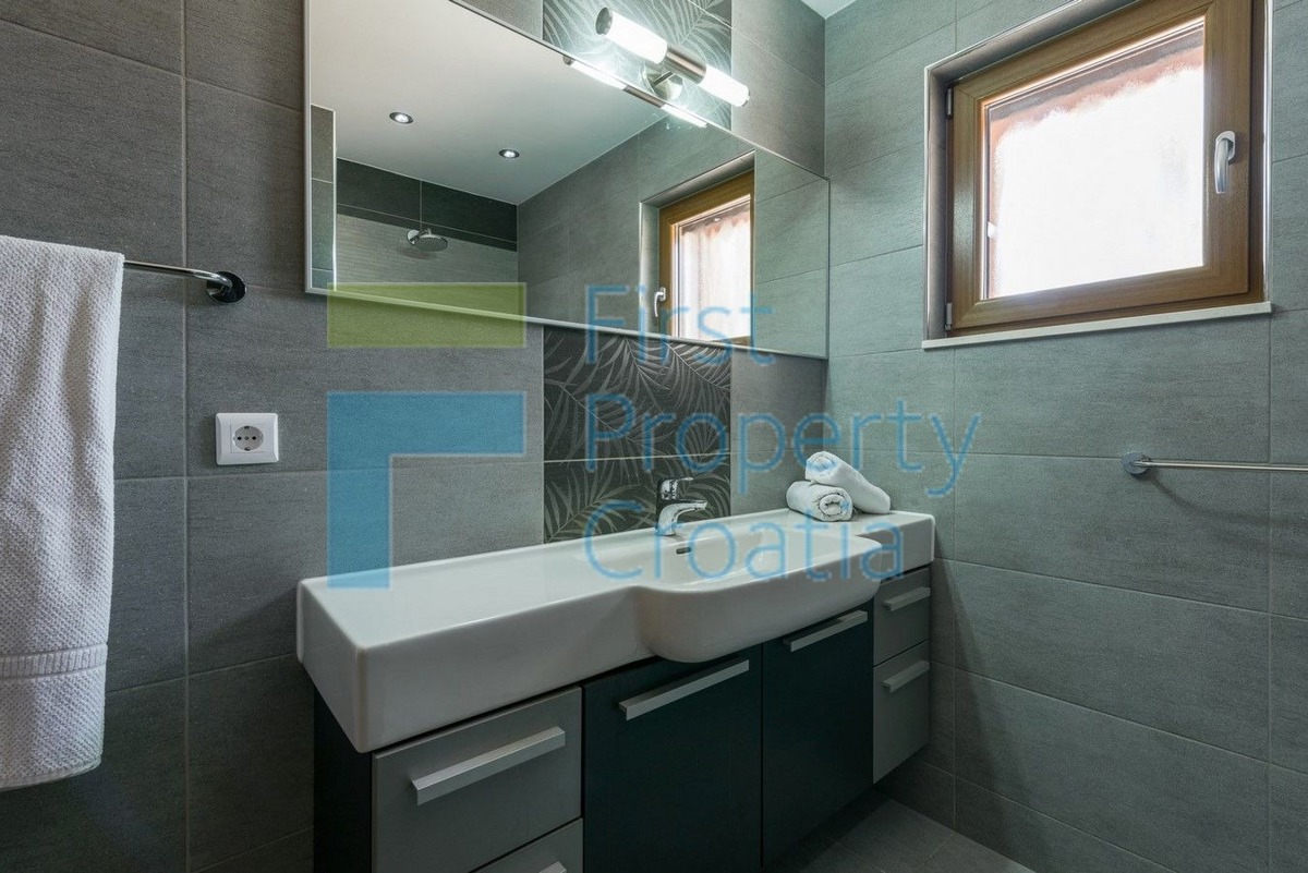 TG1637 - Casa unica al mare, vicino a Trogir, in vendita