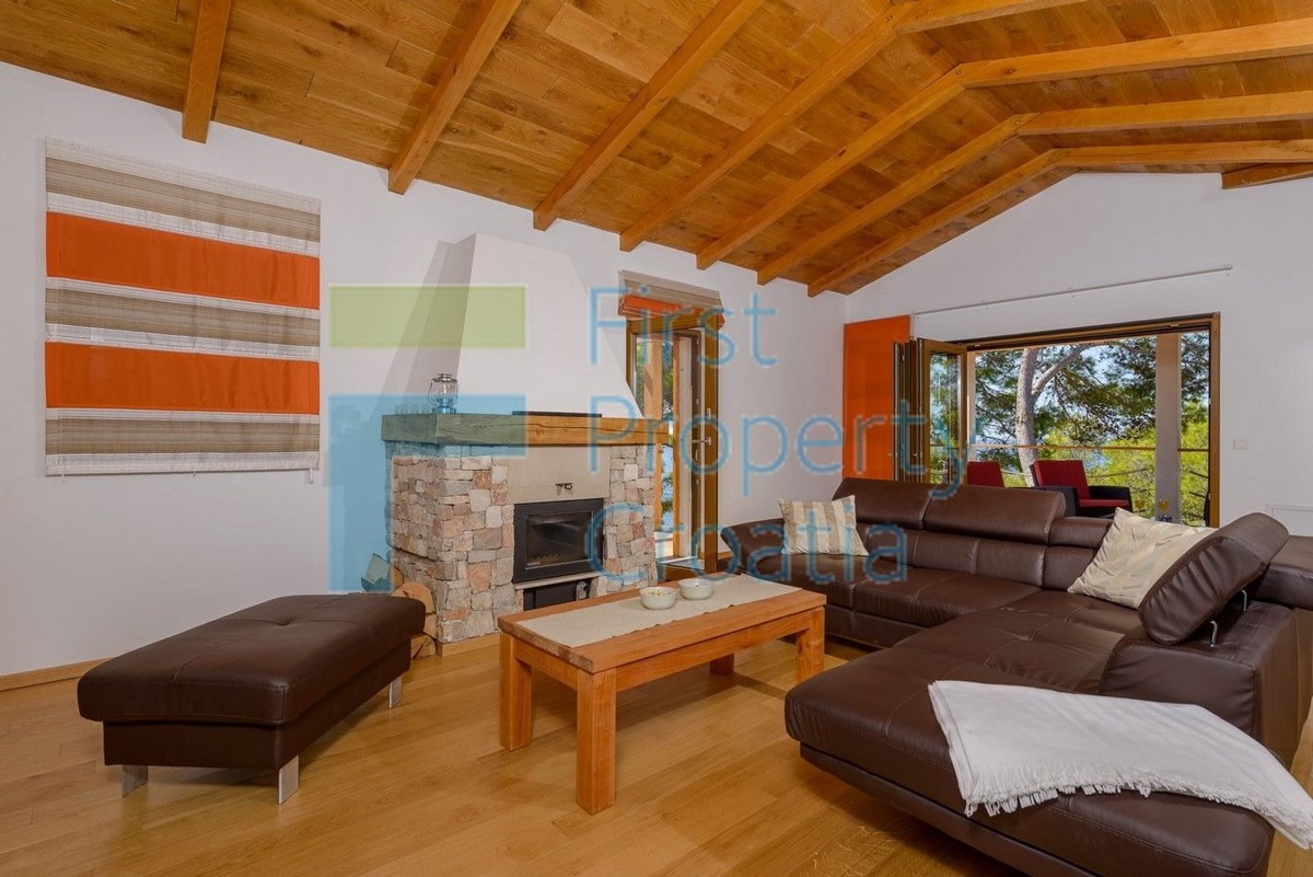 TG1637 - Casa unica al mare, vicino a Trogir, in vendita