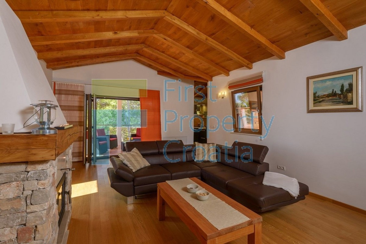 TG1637 - Casa unica al mare, vicino a Trogir, in vendita