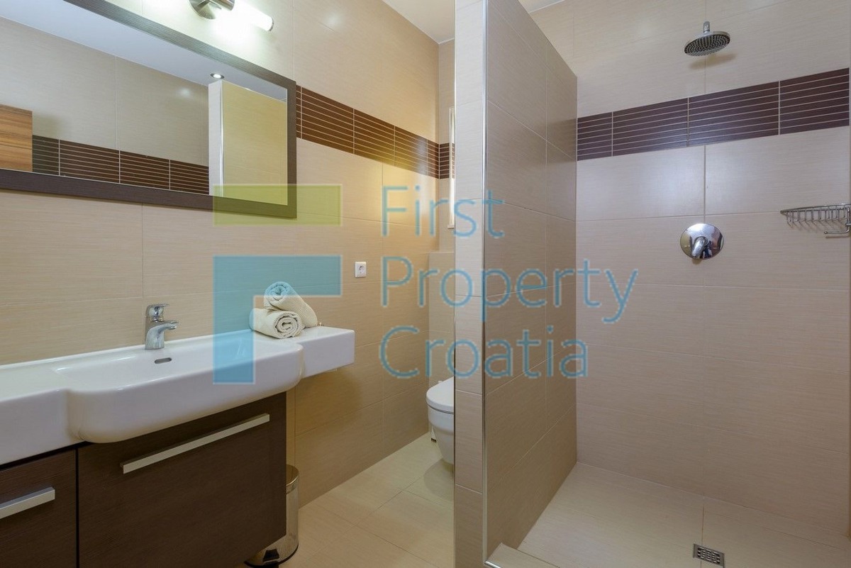 TG1637 - Casa unica al mare, vicino a Trogir, in vendita