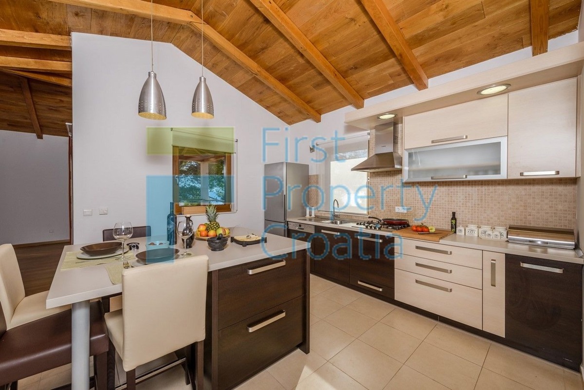 TG1637 - Casa unica al mare, vicino a Trogir, in vendita