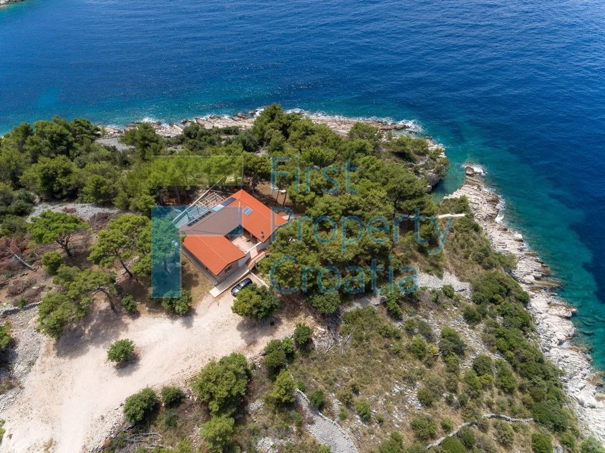 TG1637 - Casa unica al mare, vicino a Trogir, in vendita