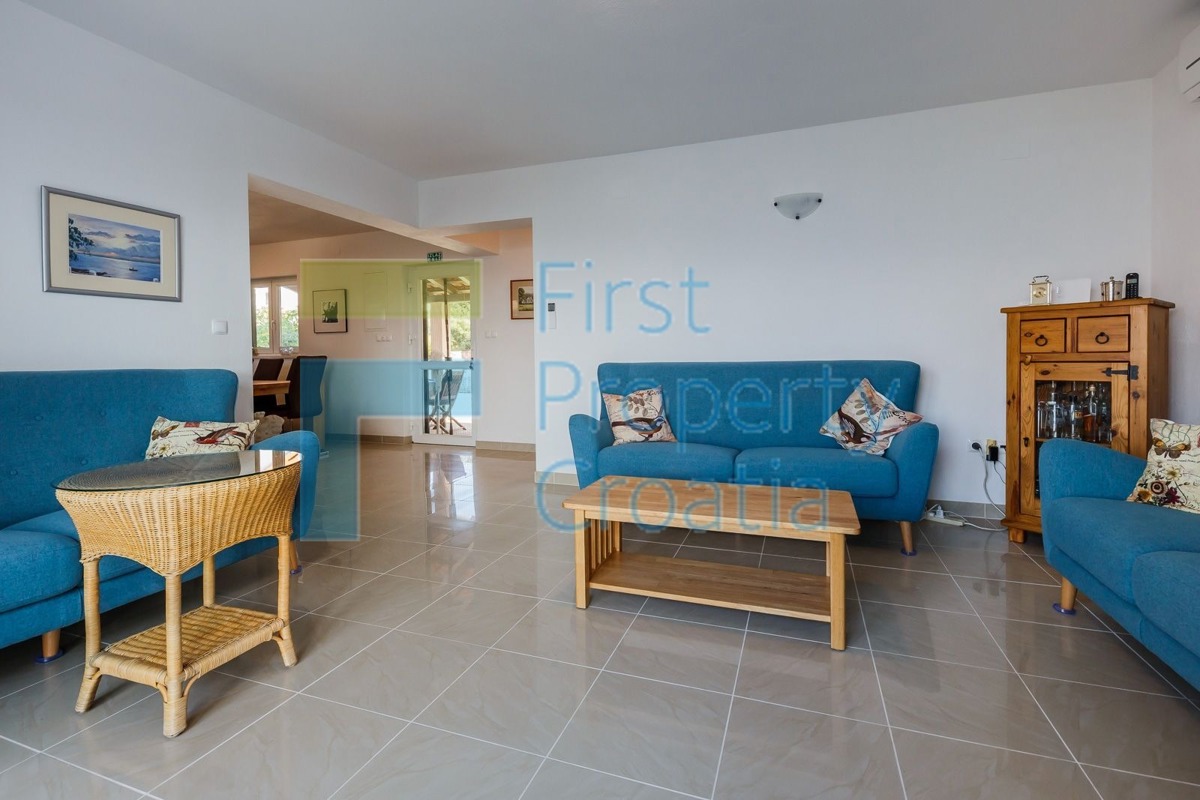 BR0758 - Villa tradizionale prima fila al mare, Brač, in vendita