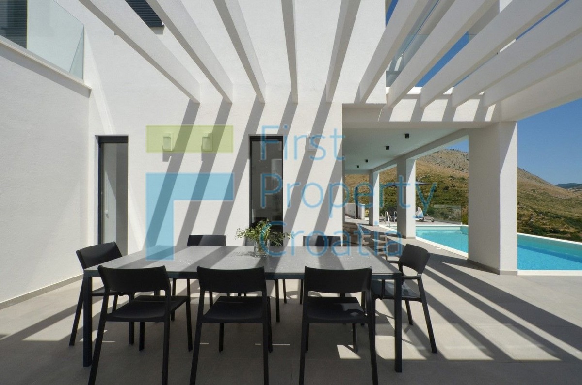 ST1566 - Villa su un ampio terreno, vicino a Spalato, in vendita