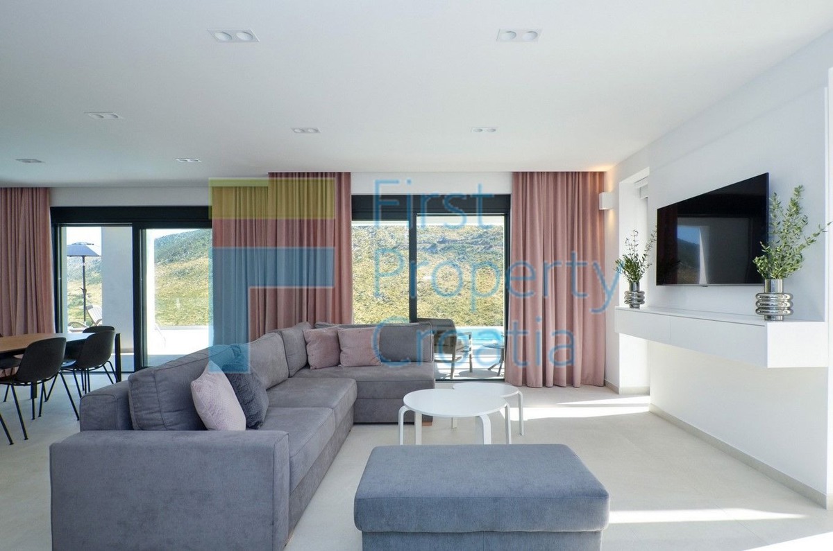 ST1566 - Villa su un ampio terreno, vicino a Spalato, in vendita