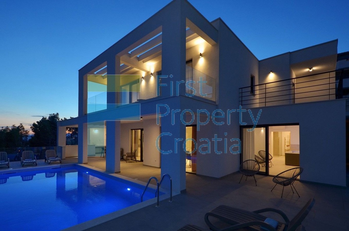 ST1566 - Villa su un ampio terreno, vicino a Spalato, in vendita