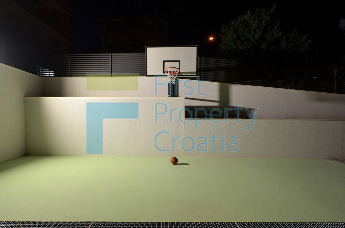 ST1566 - Villa su un ampio terreno, vicino a Spalato, in vendita