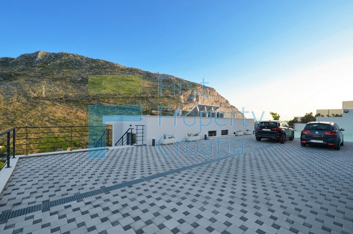 ST1566 - Villa su un ampio terreno, vicino a Spalato, in vendita