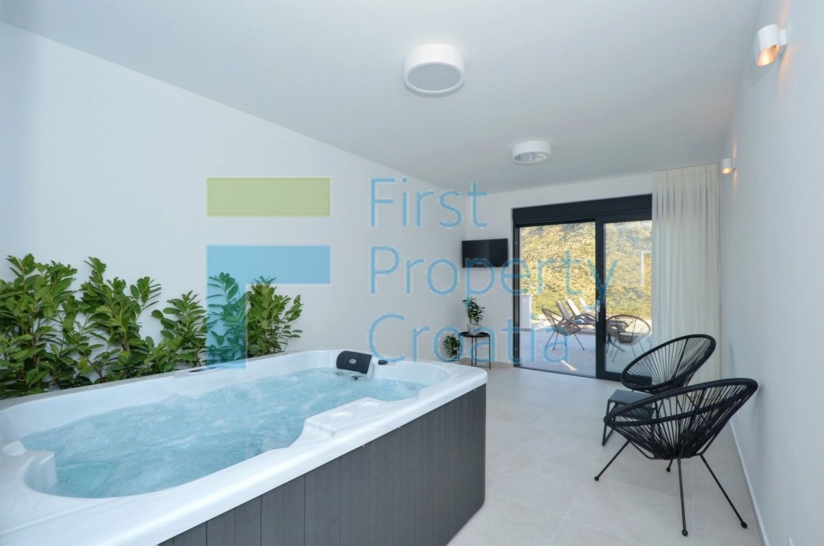 ST1566 - Villa su un ampio terreno, vicino a Spalato, in vendita