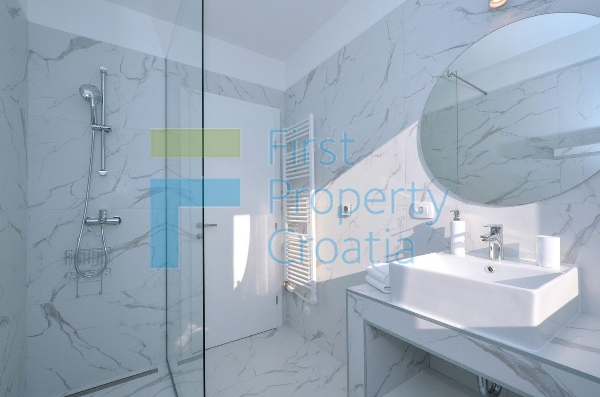 ST1566 - Villa su un ampio terreno, vicino a Spalato, in vendita