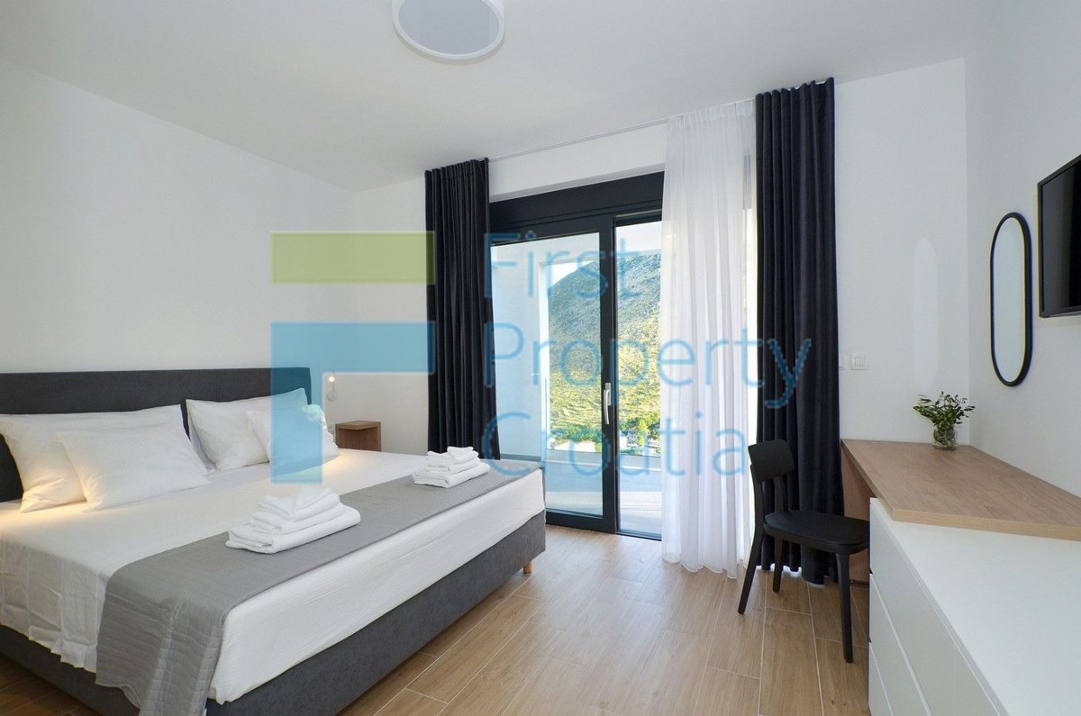 ST1566 - Villa su un ampio terreno, vicino a Spalato, in vendita