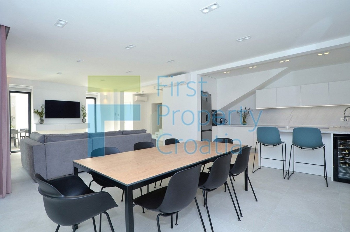 ST1566 - Villa su un ampio terreno, vicino a Spalato, in vendita