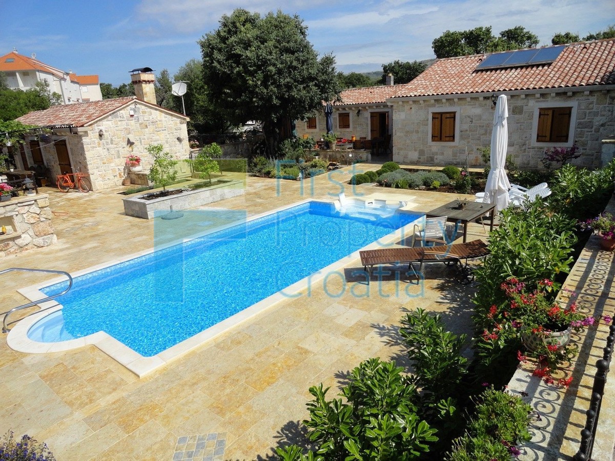 RG0824 - Villa in pietra con piscina, zona Rogoznica, in vendita