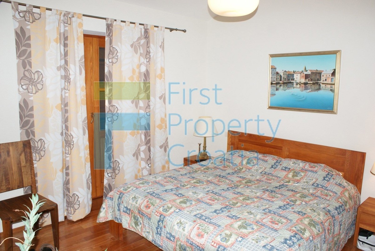 RG0824 - Villa in pietra con piscina, zona Rogoznica, in vendita