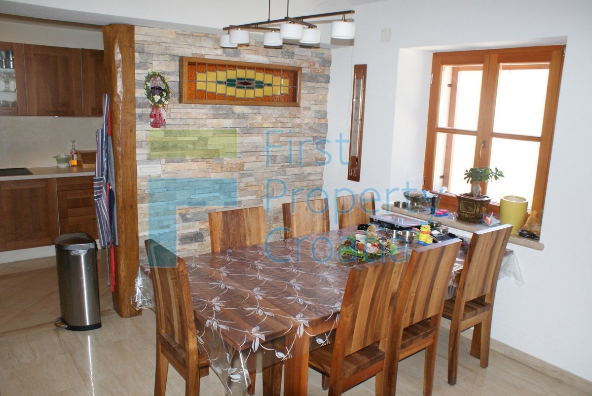 RG0824 - Villa in pietra con piscina, zona Rogoznica, in vendita