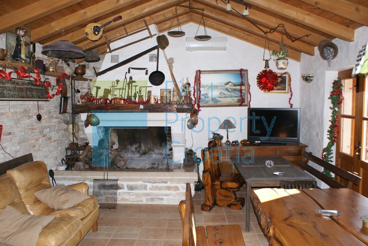 RG0824 - Villa in pietra con piscina, zona Rogoznica, in vendita