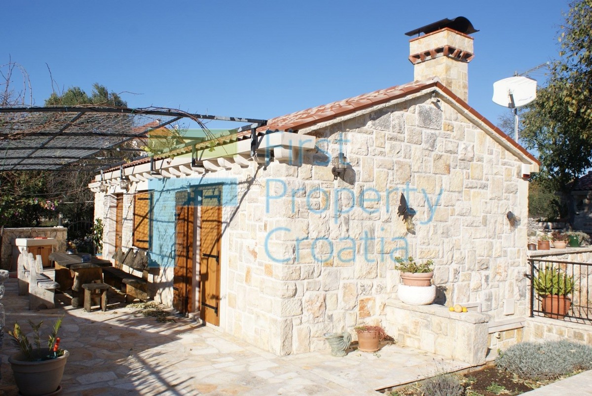 RG0824 - Villa in pietra con piscina, zona Rogoznica, in vendita