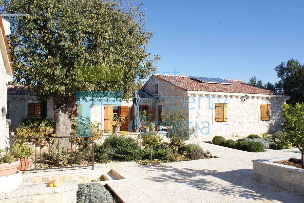 RG0824 - Villa in pietra con piscina, zona Rogoznica, in vendita