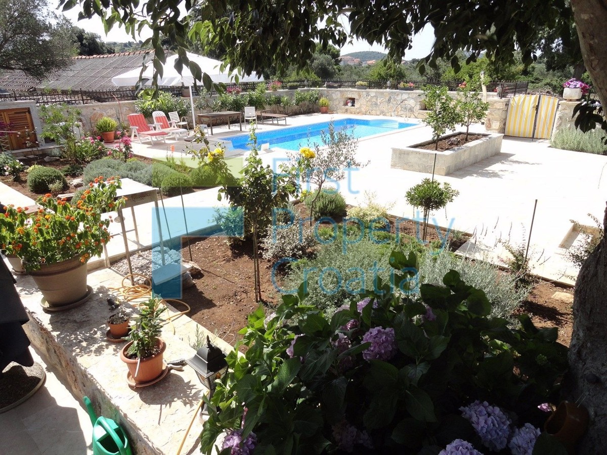 RG0824 - Villa in pietra con piscina, zona Rogoznica, in vendita