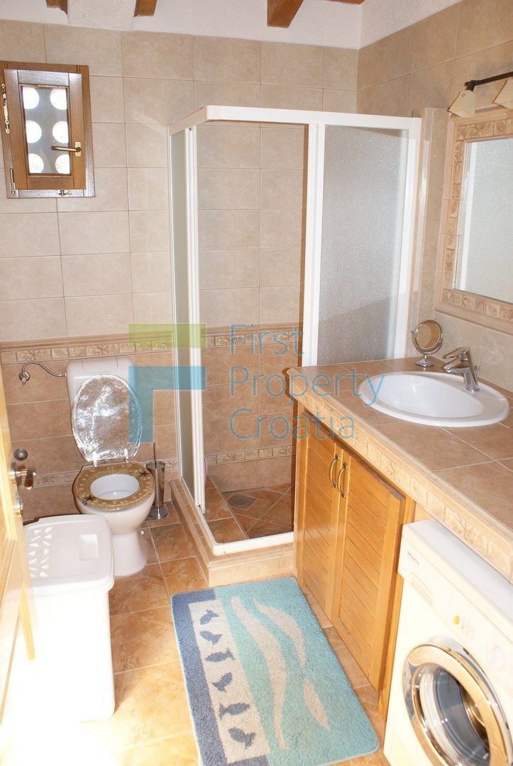 RG0824 - Villa in pietra con piscina, zona Rogoznica, in vendita