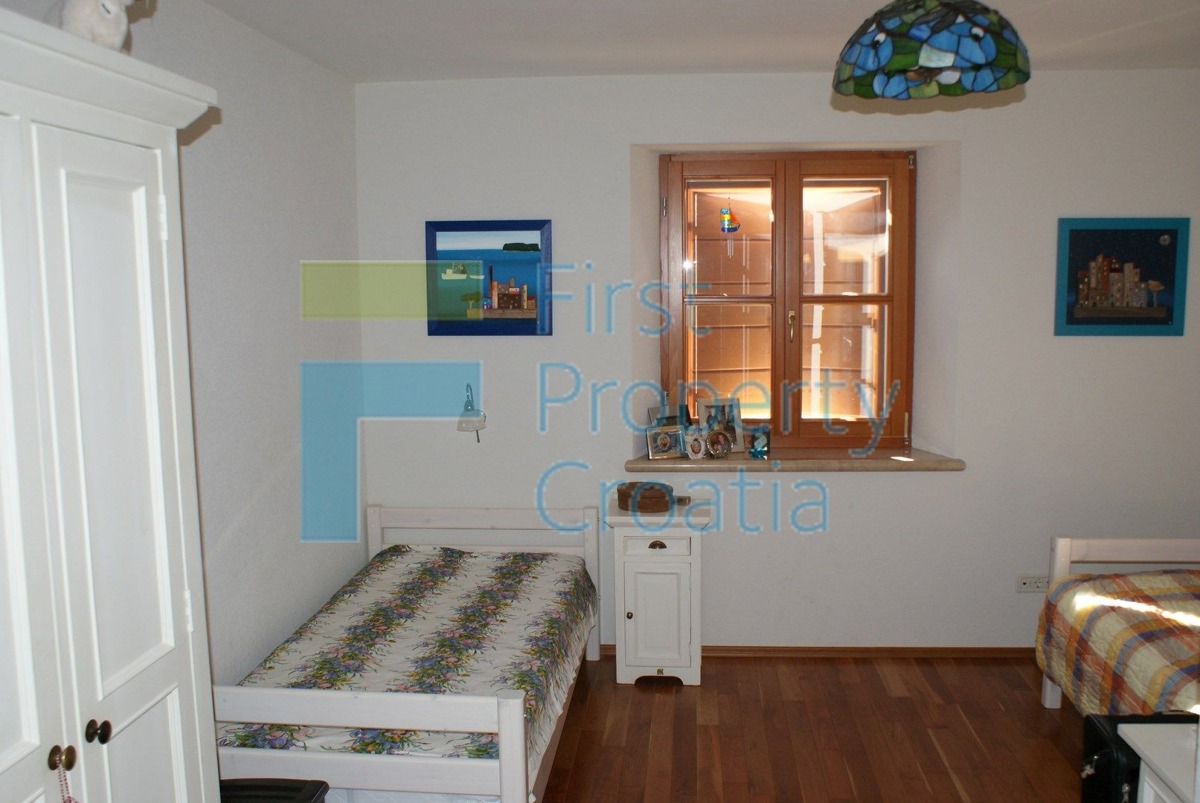 RG0824 - Villa in pietra con piscina, zona Rogoznica, in vendita