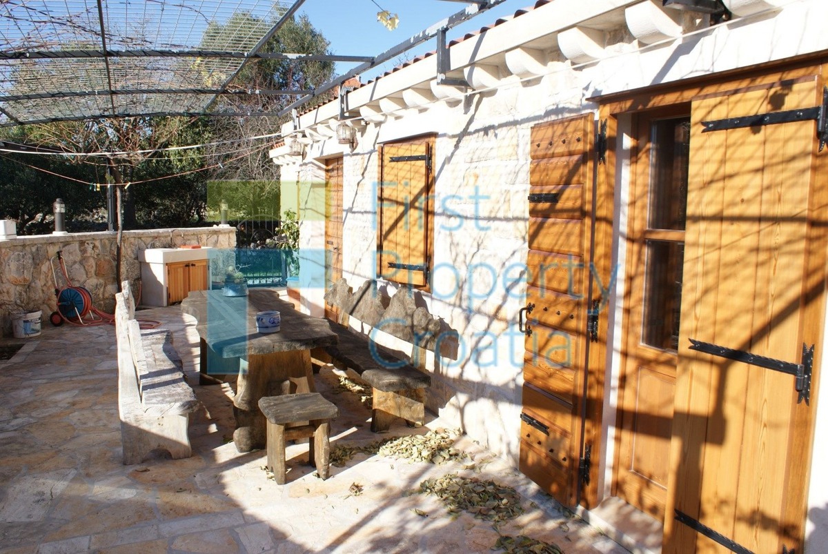 RG0824 - Villa in pietra con piscina, zona Rogoznica, in vendita