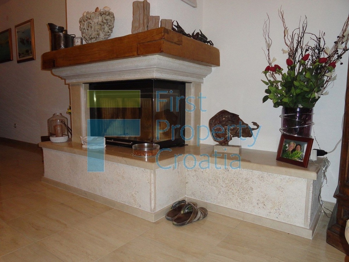 RG0824 - Villa in pietra con piscina, zona Rogoznica, in vendita