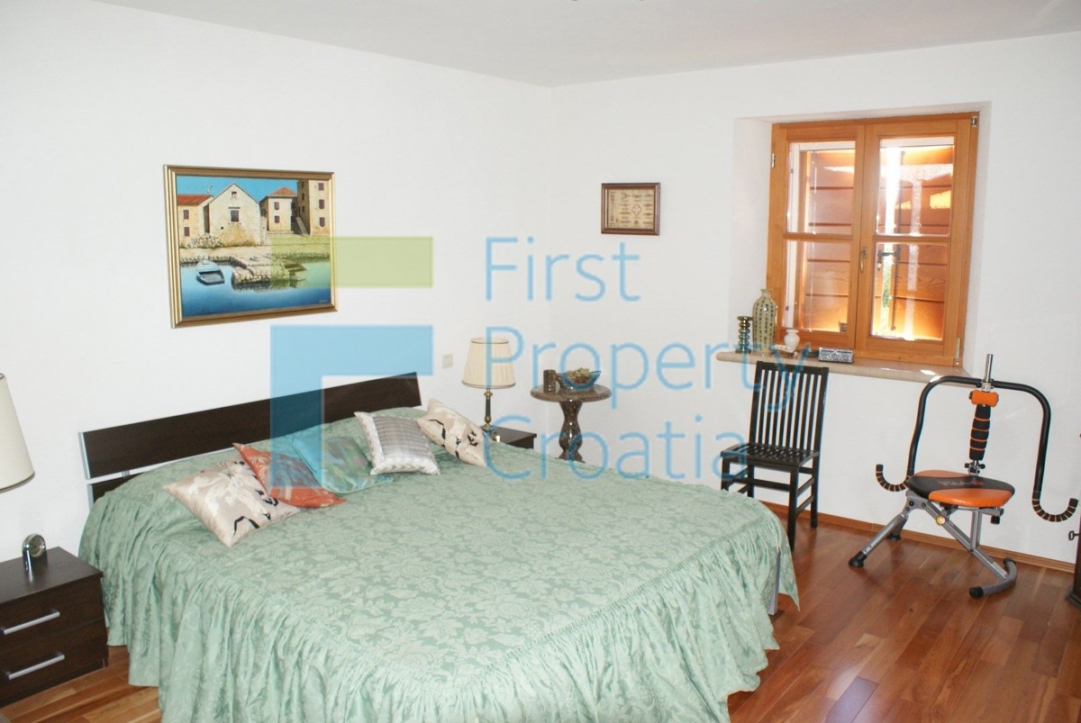 RG0824 - Villa in pietra con piscina, zona Rogoznica, in vendita