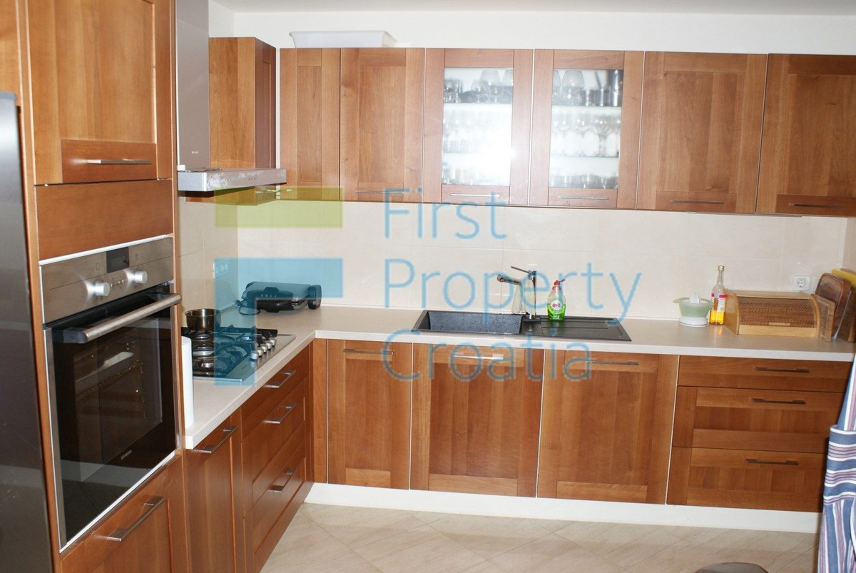 RG0824 - Villa in pietra con piscina, zona Rogoznica, in vendita