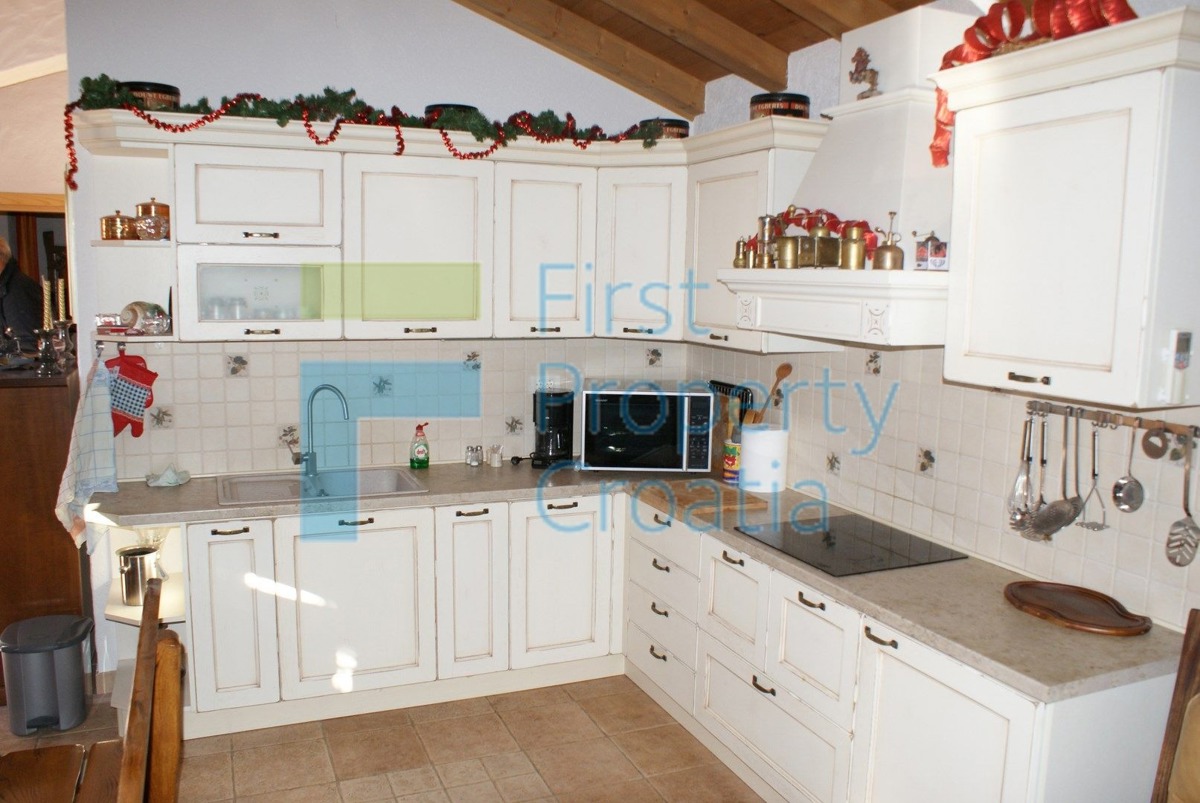 RG0824 - Villa in pietra con piscina, zona Rogoznica, in vendita