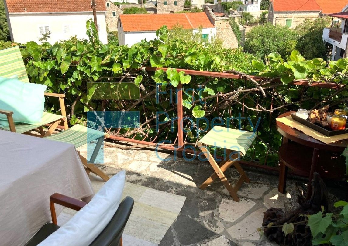 HV1725 - Casa su un ampio terreno vicino al mare, Hvar, in vendita