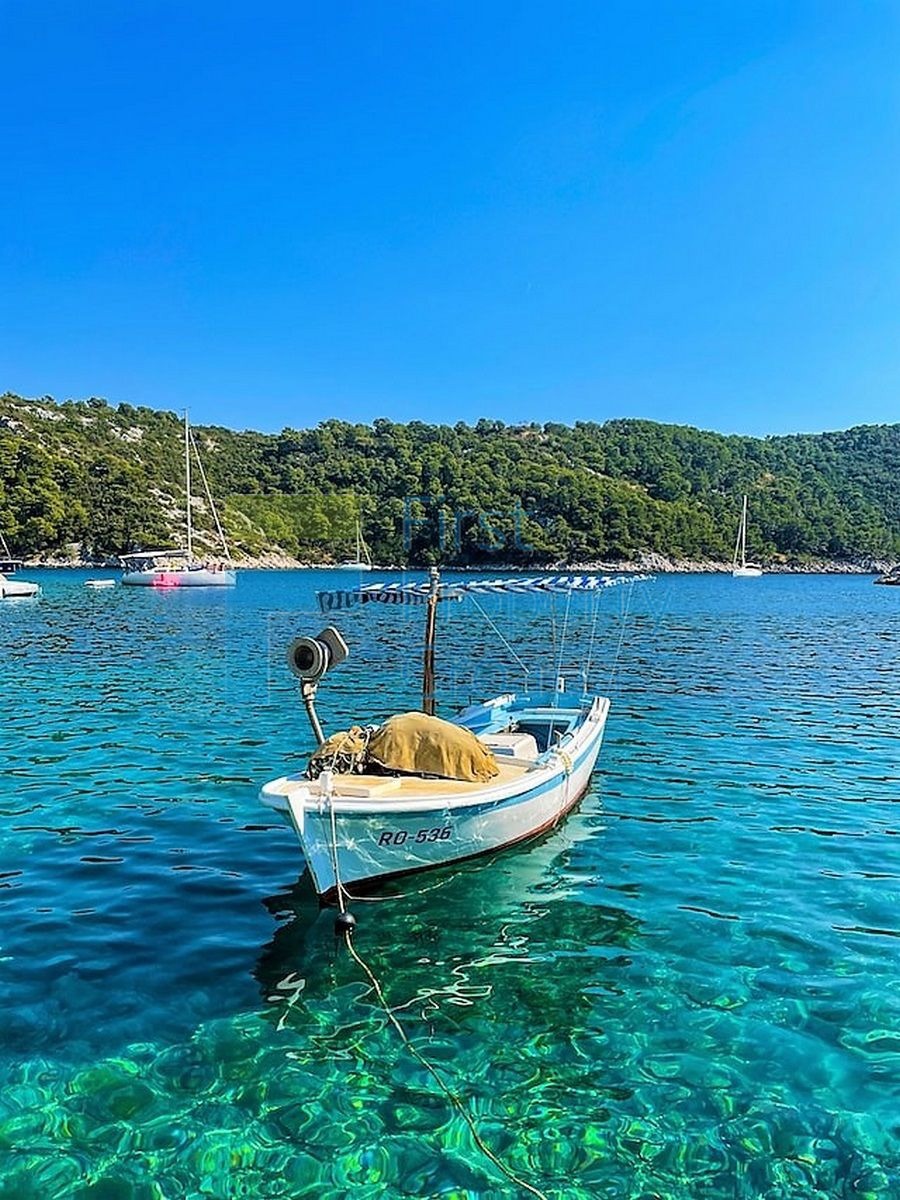 SO1656 - Luksuzna vila prvi red do mora u uvali, Šolta, na prodaju