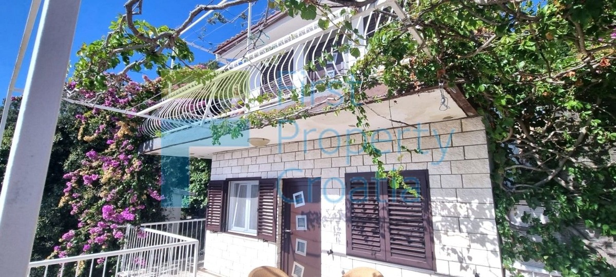 OM1681 - Casa a soli 50m dal mare, nei pressi di Omiš, in vendita